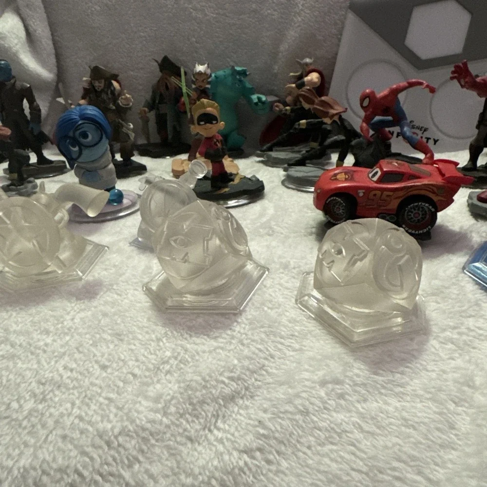 Disney Infinity Figurines Lot Of 26‎ With Portal, Star Wars, Avengers, and More.